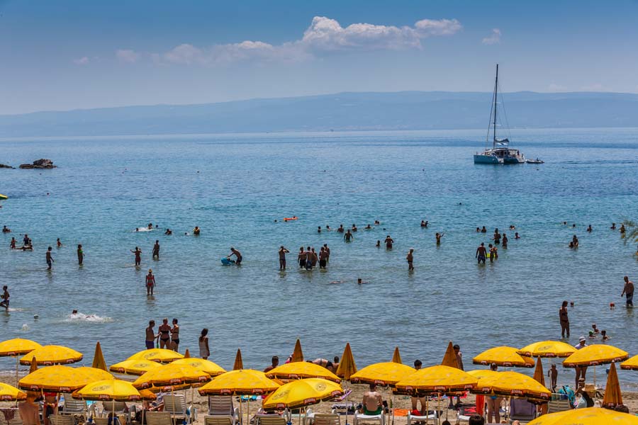 Пляж "Бачвице" в Сплите в разгар пляжного сезона